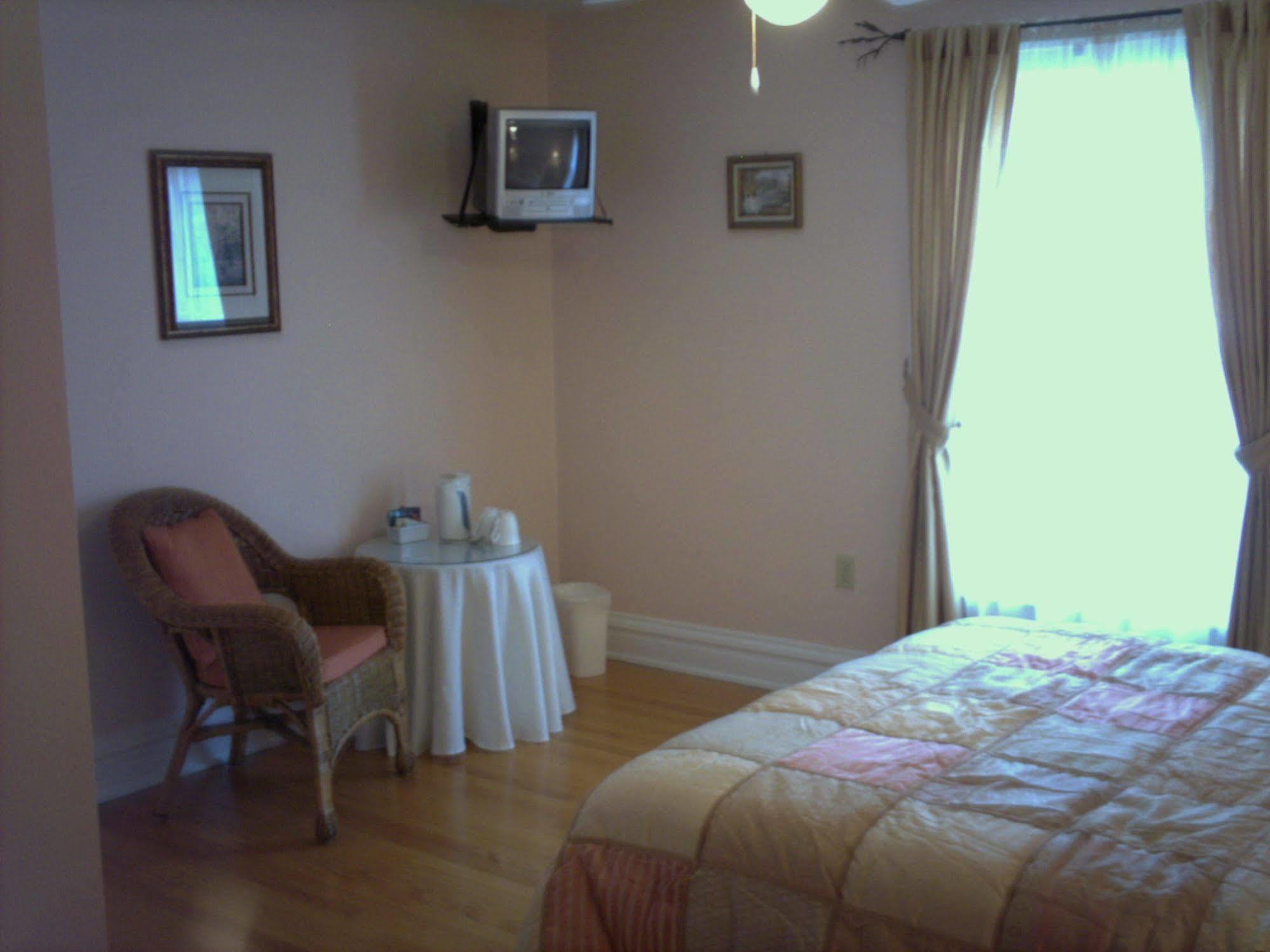 Four Creeks Bed & Breakfast Girard Exteriör bild