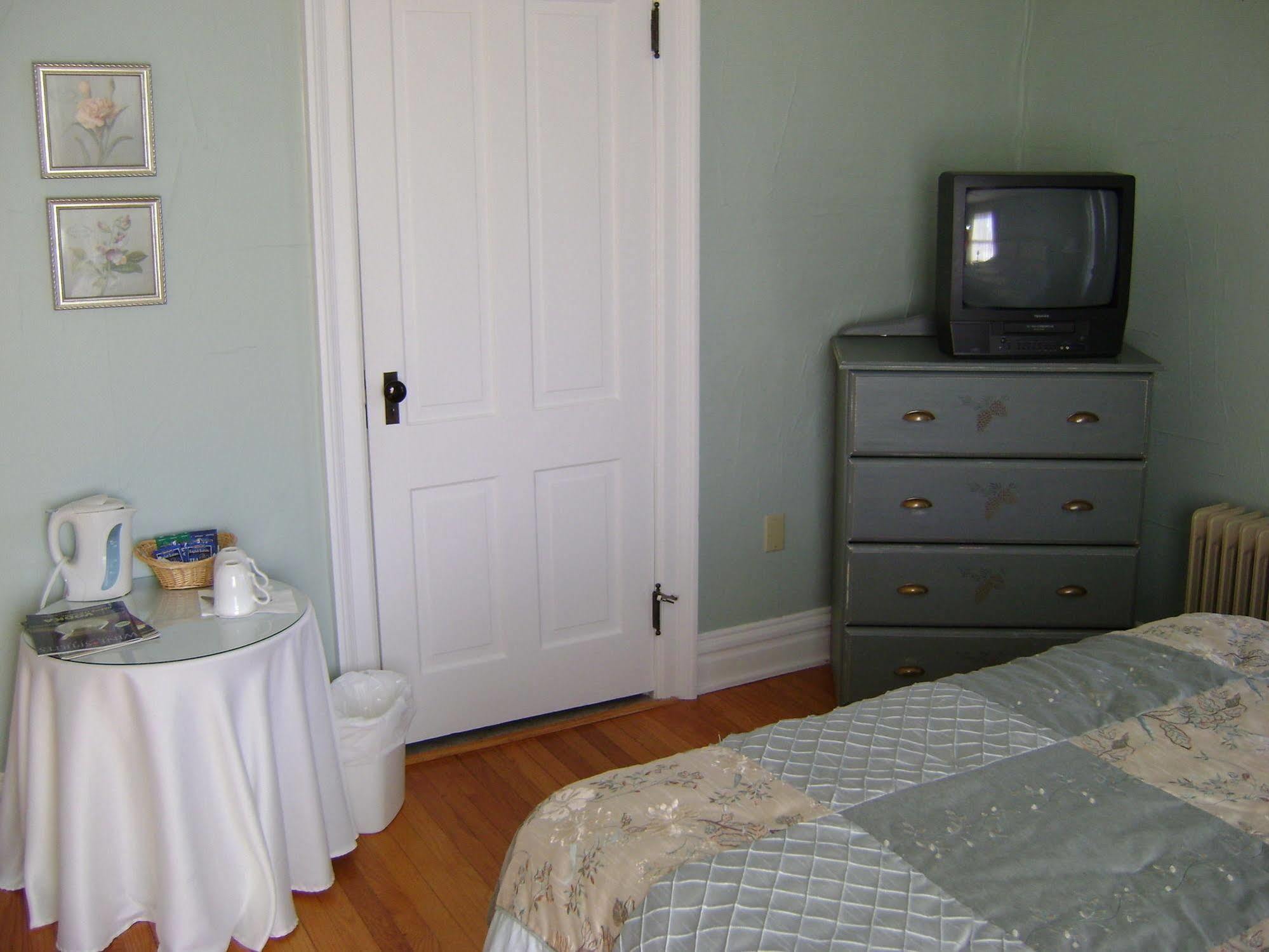 Four Creeks Bed & Breakfast Girard Exteriör bild