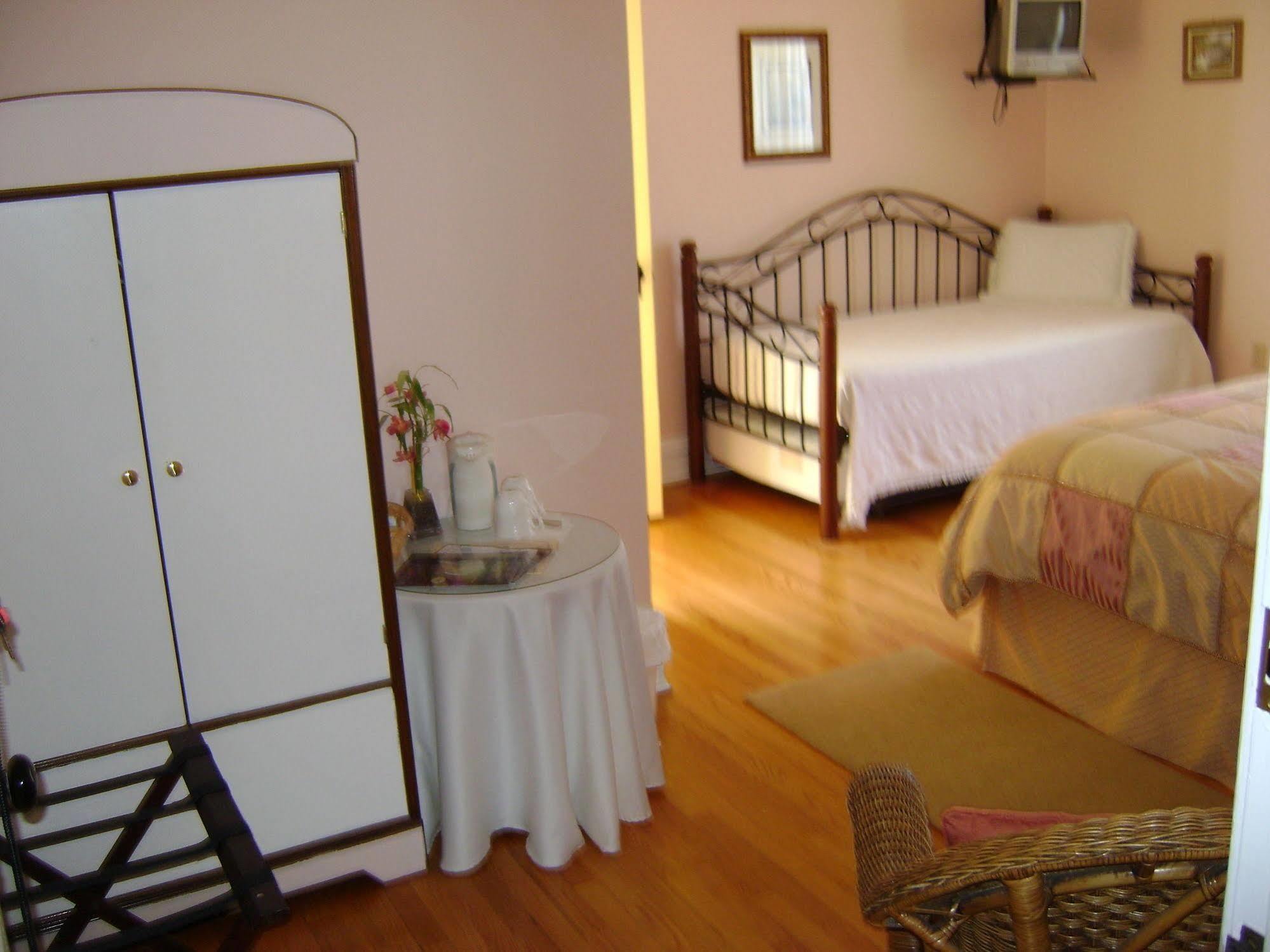 Four Creeks Bed & Breakfast Girard Exteriör bild